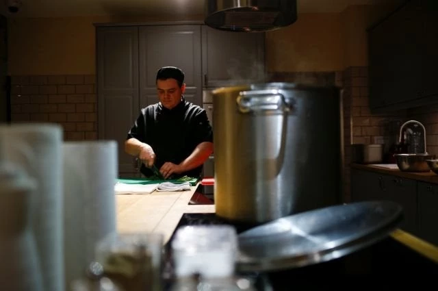 Σεφ μαγειρεύουν για τους άστεγους της Αγίας Πετρούπολης – Ζεσταίνουν τις κρύες τους νύχτες